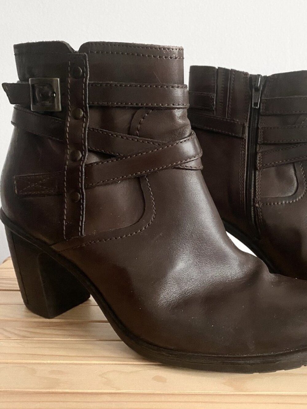 CLARKS Brown Leather Ankle Zip Up Buckle Studded Boots Womens sz 8